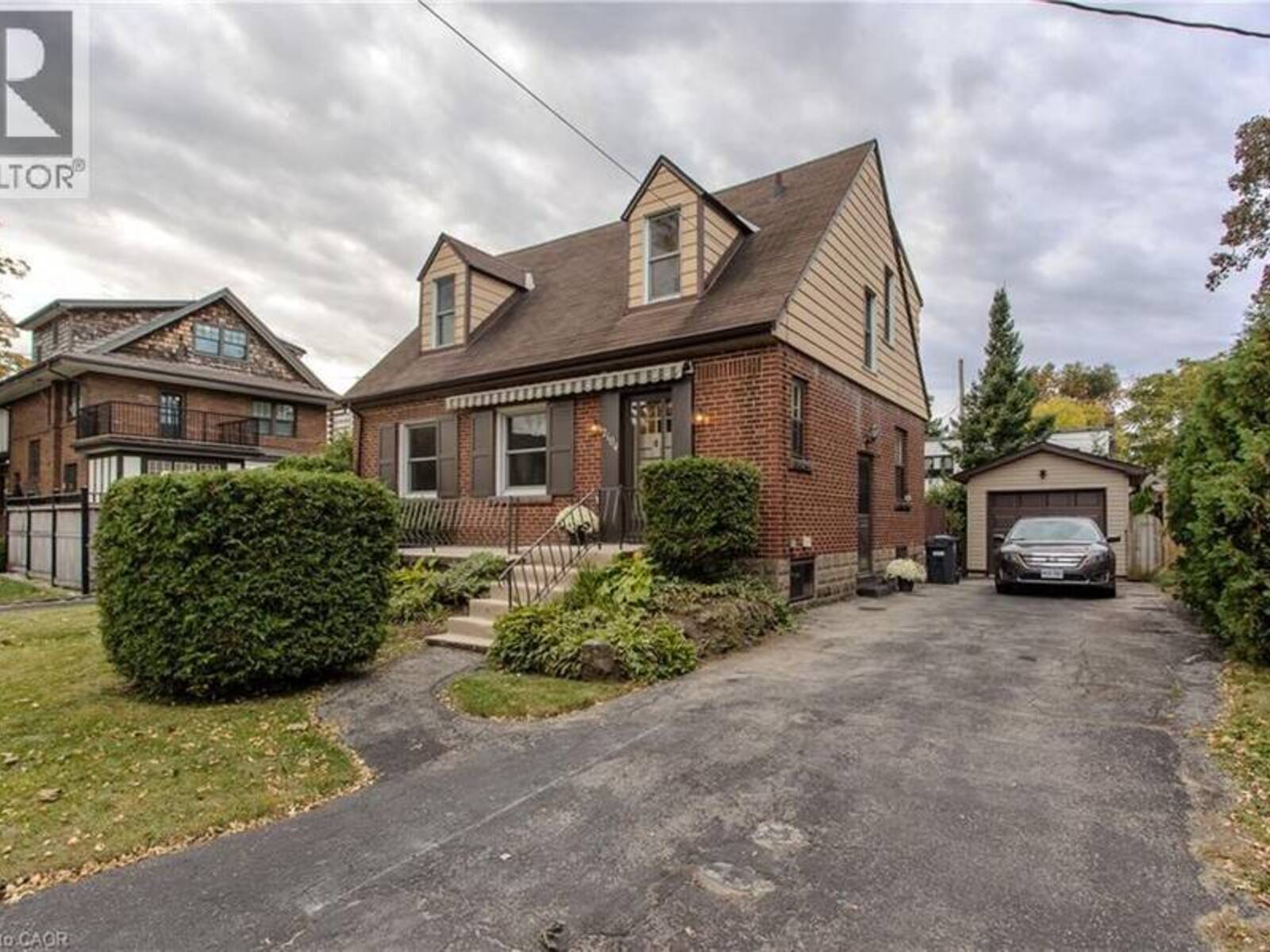 2104 EMERALD Crescent, Burlington, Ontario L7R 1N3