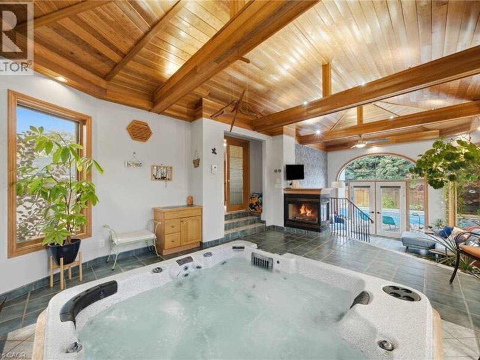 16 REDWOOD Court, Hamilton, Ontario L8G 2Y4