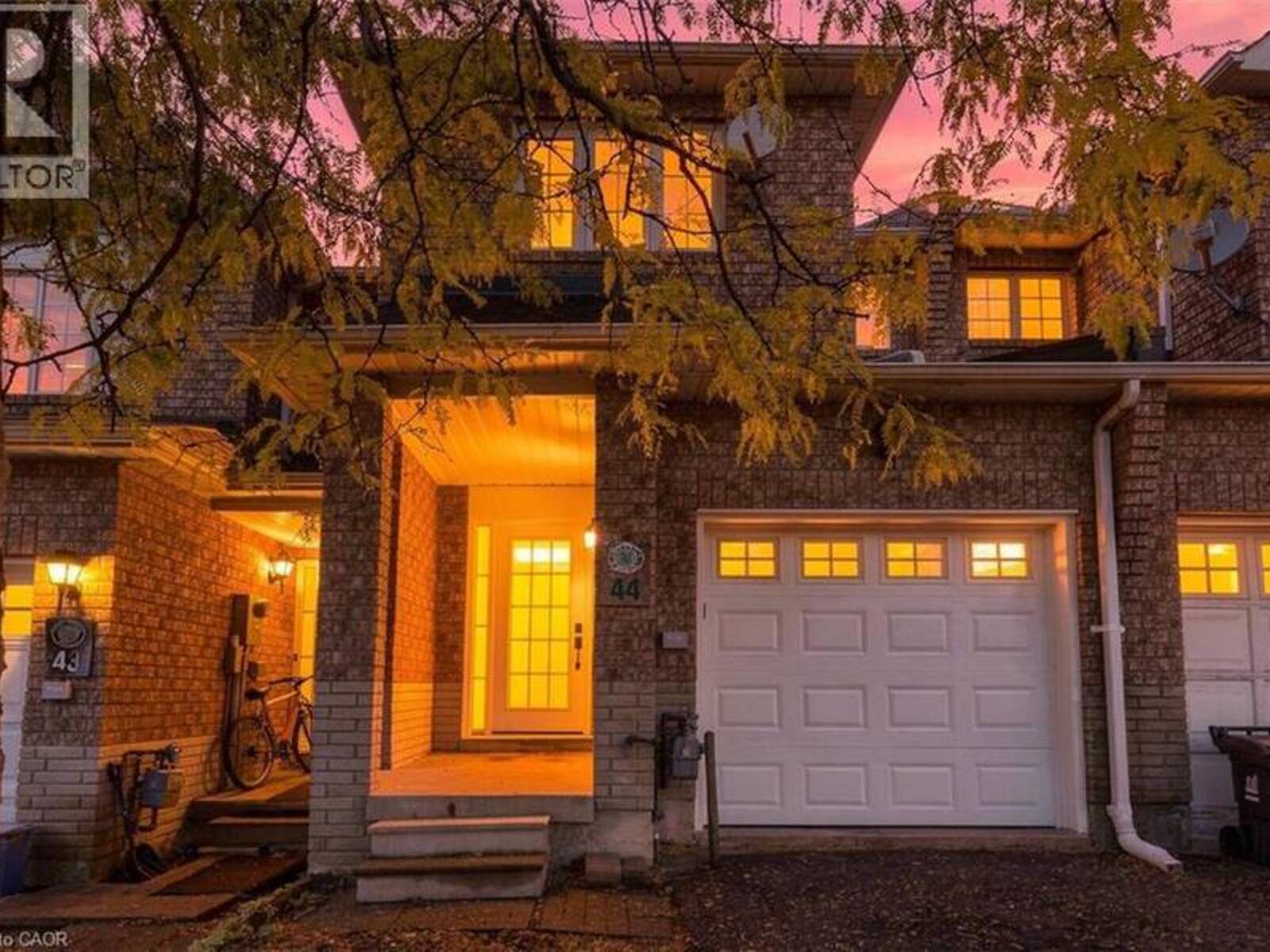 44 VIEWCREST Circle, Toronto, Ontario M9W 7G6
