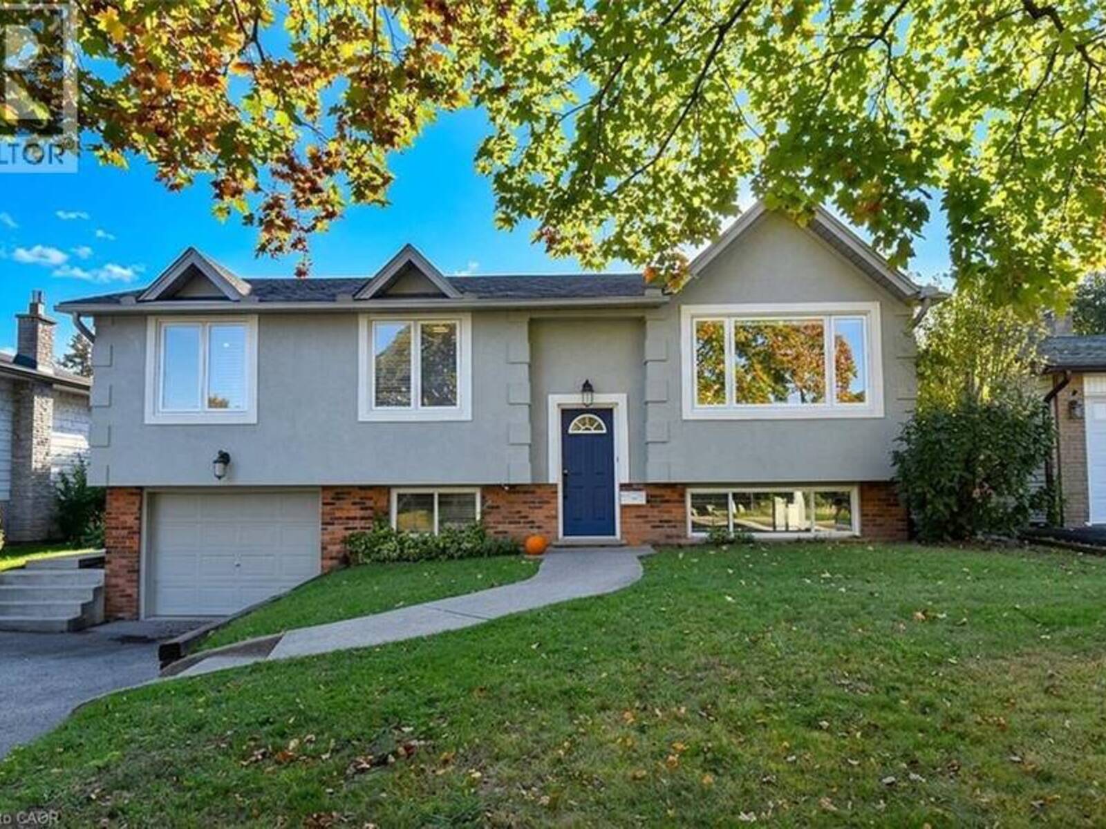 699 CASTLEGUARD Crescent, Burlington, Ontario L7N 2W7