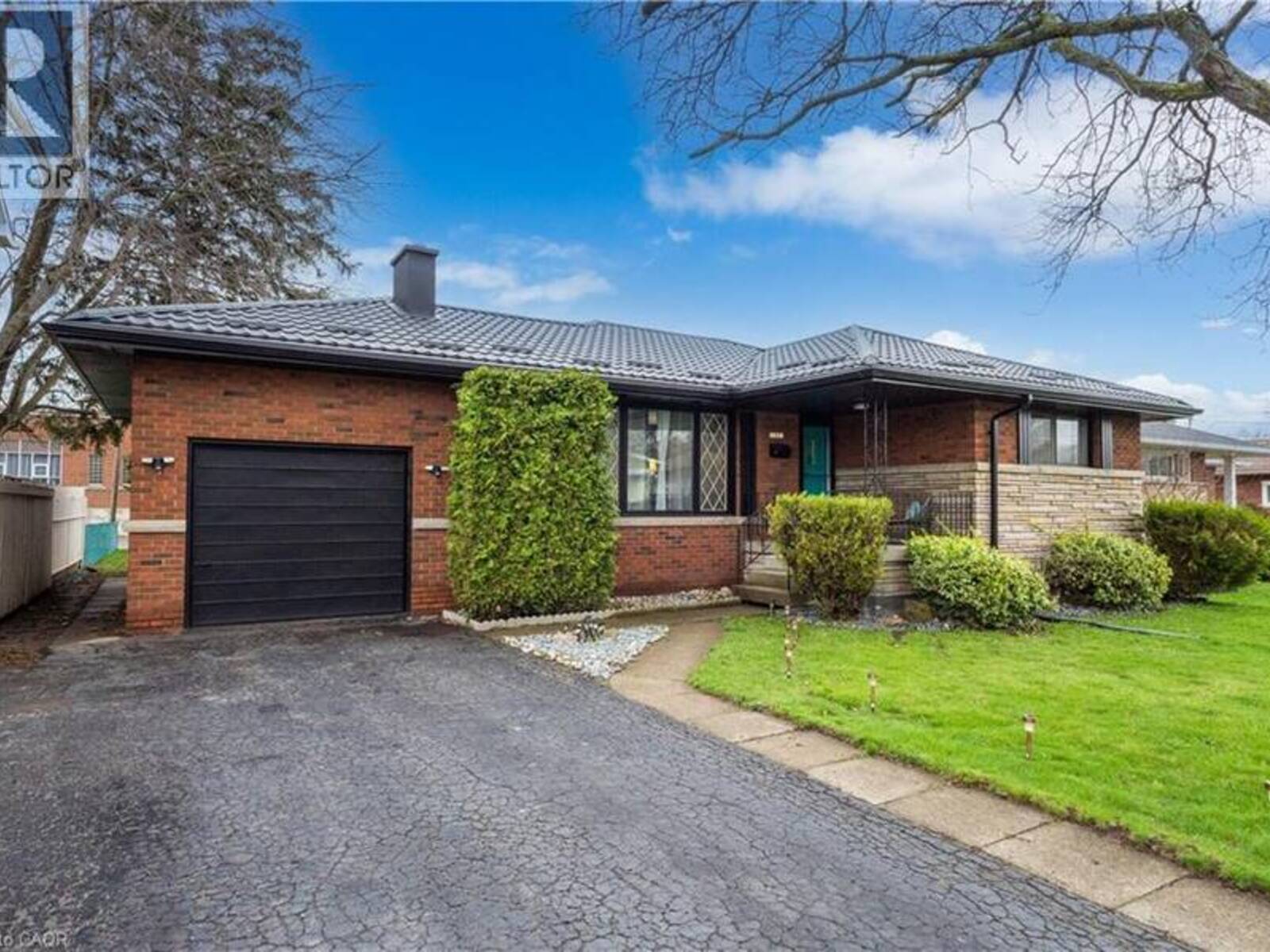 32 BELAIR Drive, Hamilton, Ontario L9A 2Z4