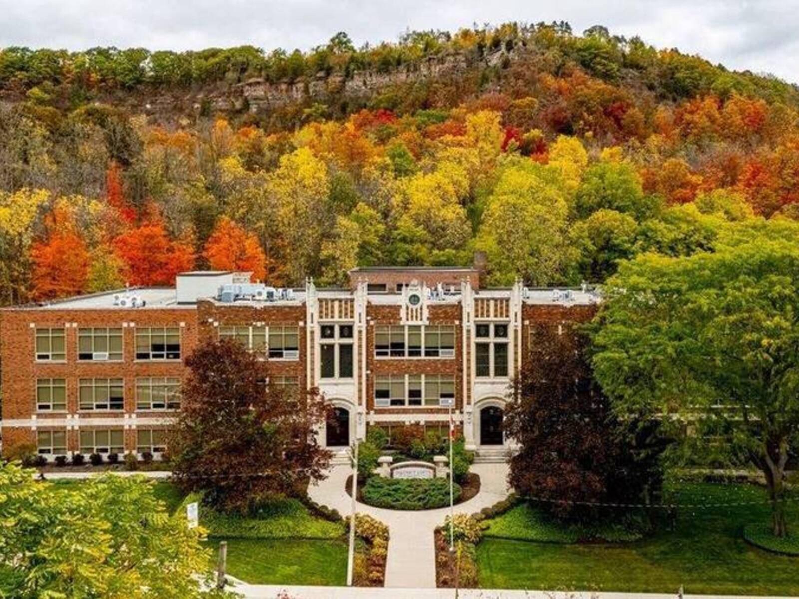 397 KING Street W Unit# 214, Dundas, Ontario L9H 1W9
