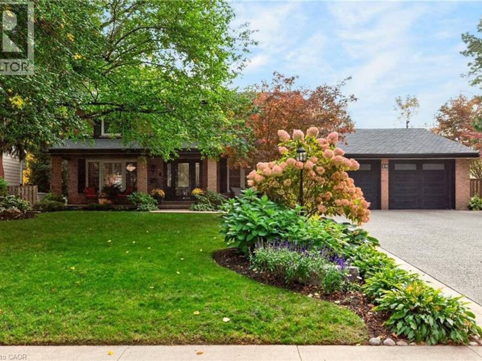 29 WOODSIDE Drive, Hamilton, Ontario L8T 1C4