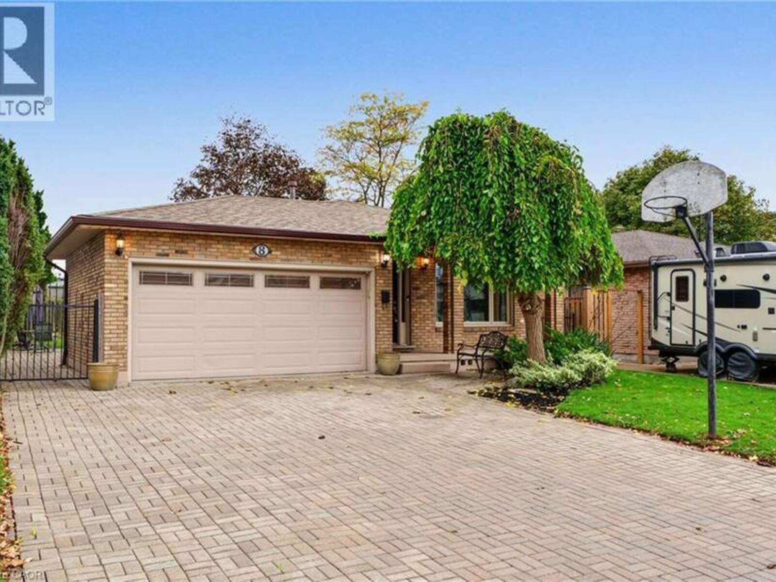 8 VALANNA Court, Hamilton, Ontario L9C 7A3