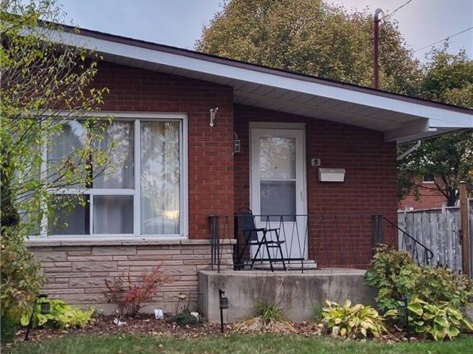 5 RONALDSHAY Avenue, Hamilton, Ontario L9A 3B2