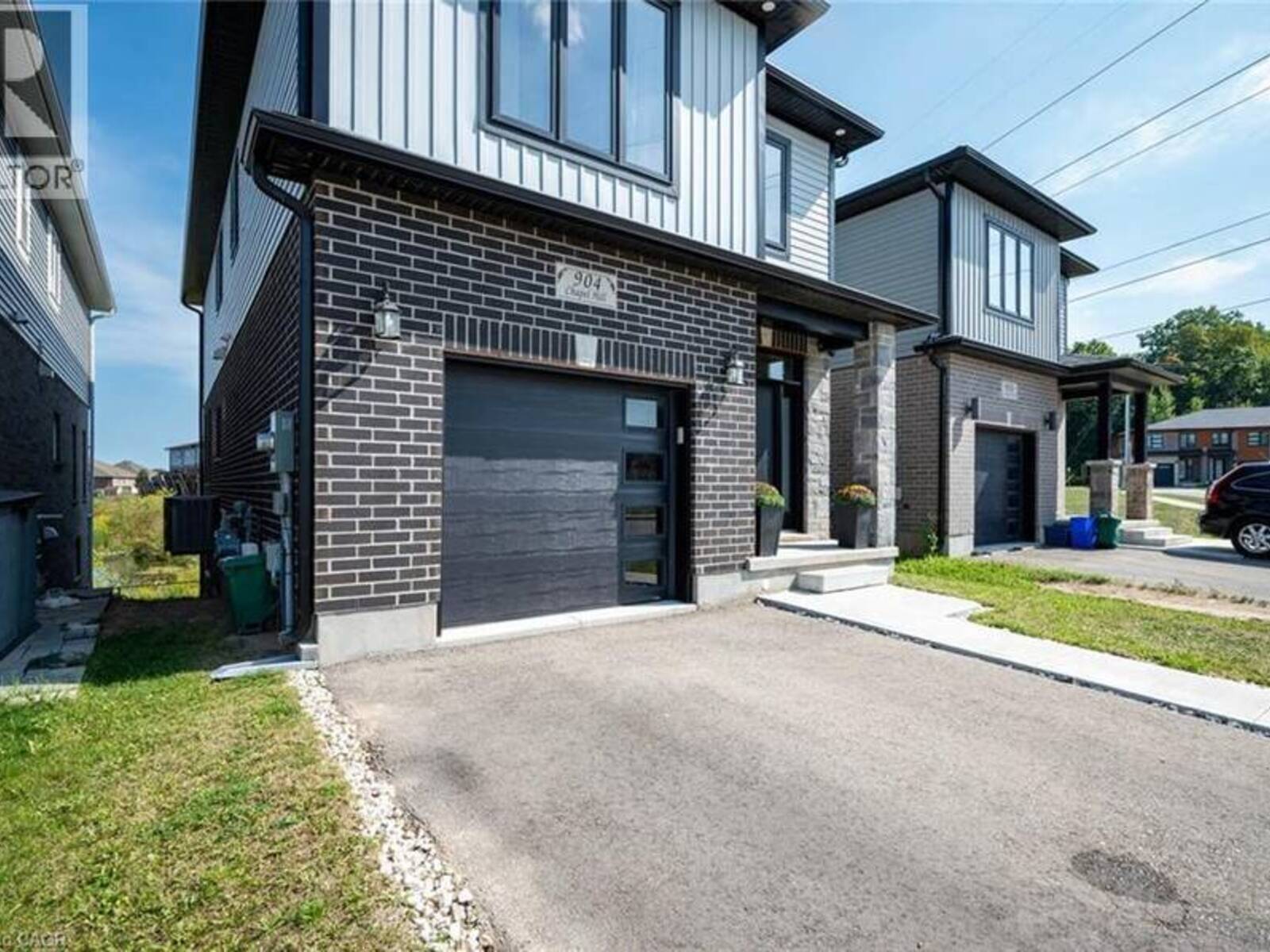 904 CHAPEL HILL Court, Kitchener, Ontario N2R 0P4