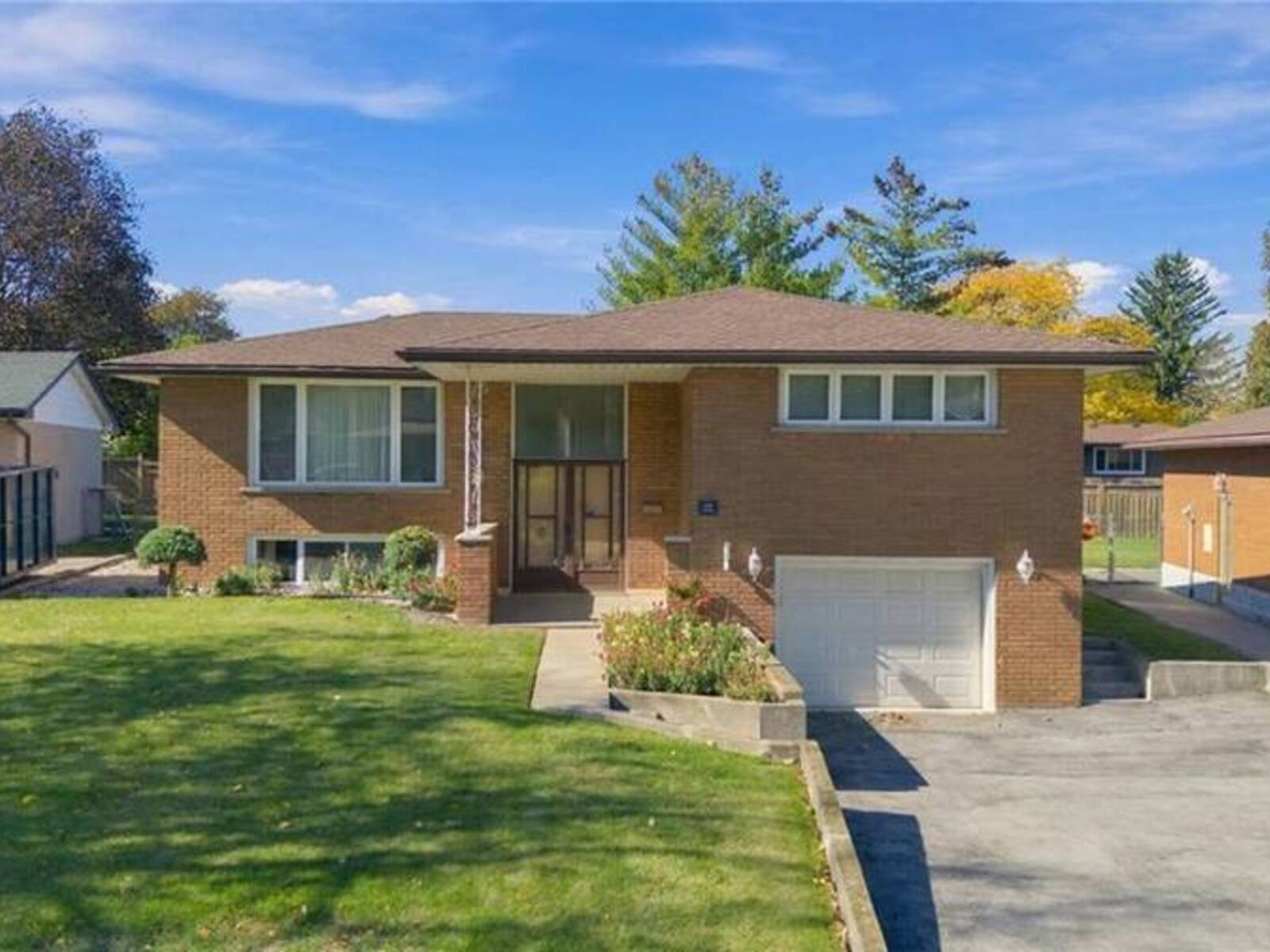 14 GENEVA Drive, Hamilton, Ontario L9C 3Z5