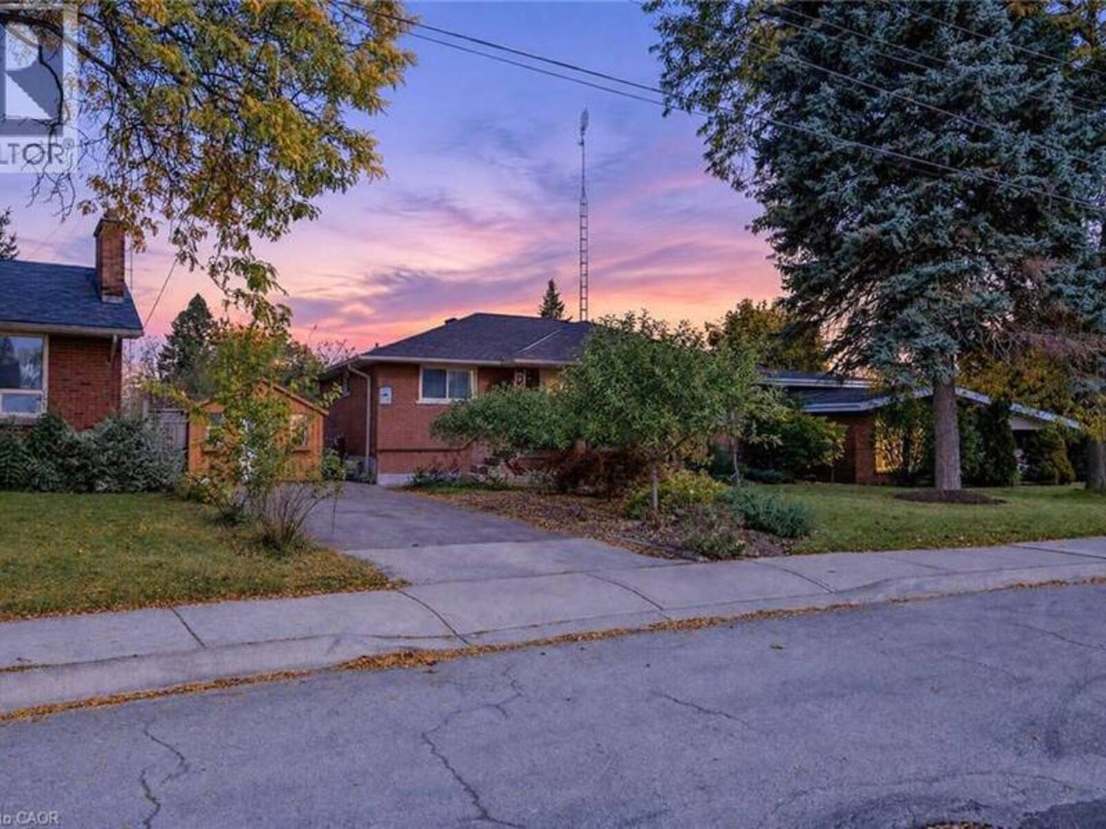 6 SANDRINGHAM Avenue, Hamilton, Ontario L9C 2H4