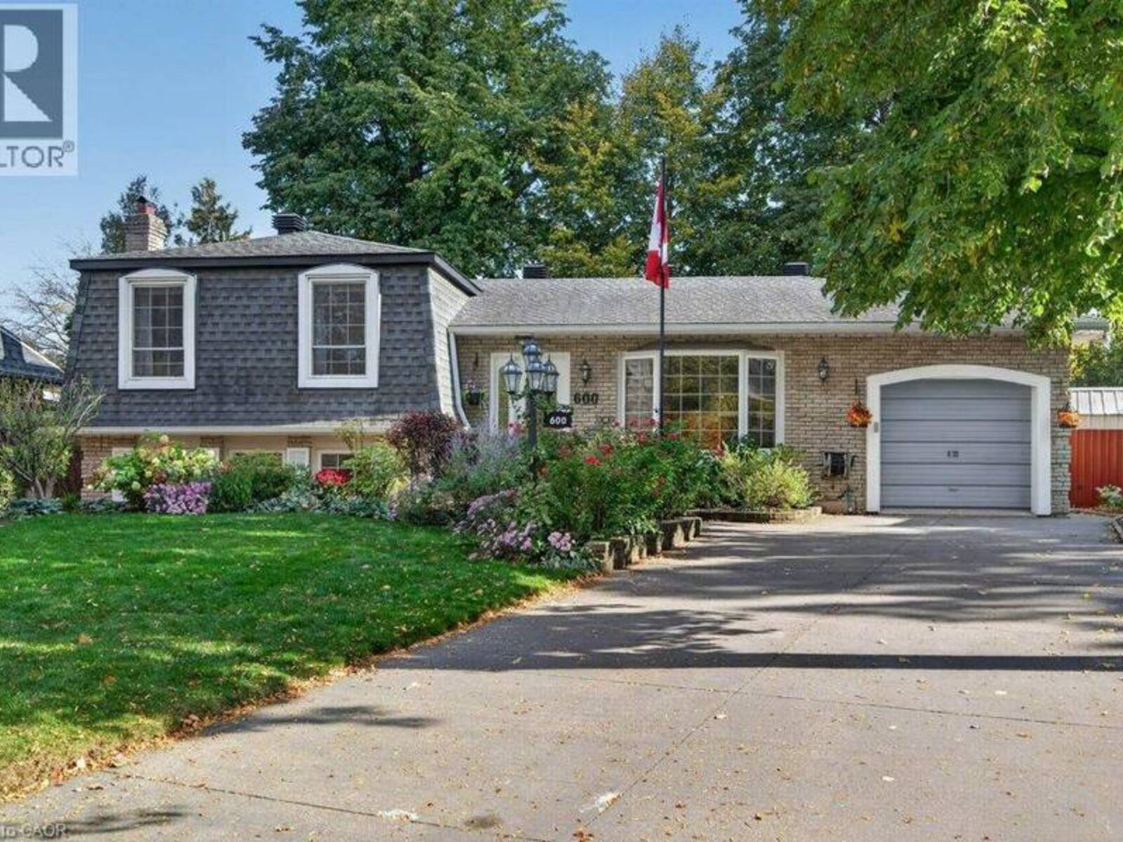 600 HOLLY HILL Crescent, Burlington, Ontario L7L 3Z7