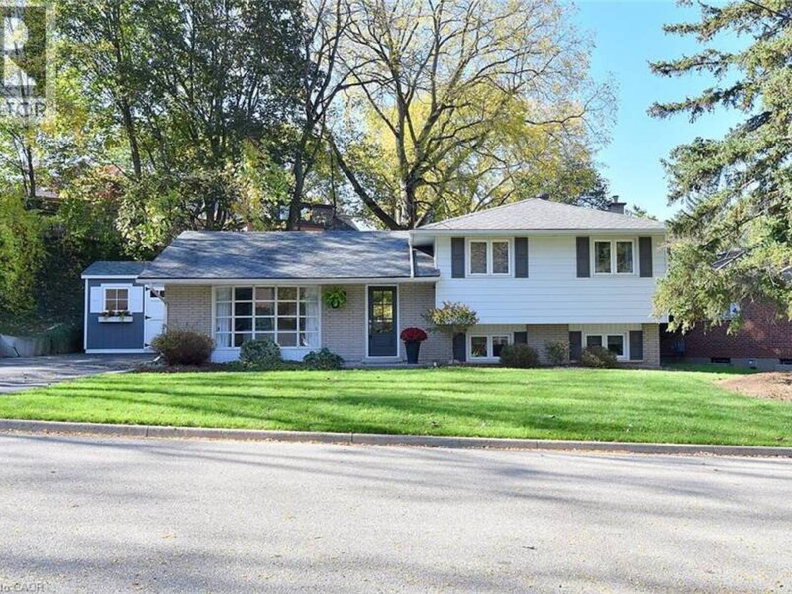 6 BENDEMEER Street, Dundas, Ontario L9H 3P1