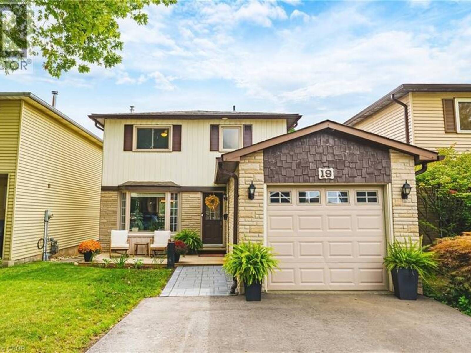 19 HILLSDALE Court, Dundas, Ontario L9H 6H1