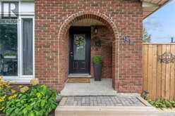 91 GUILDWOOD Drive | Hamilton Ontario | Slide Image Three