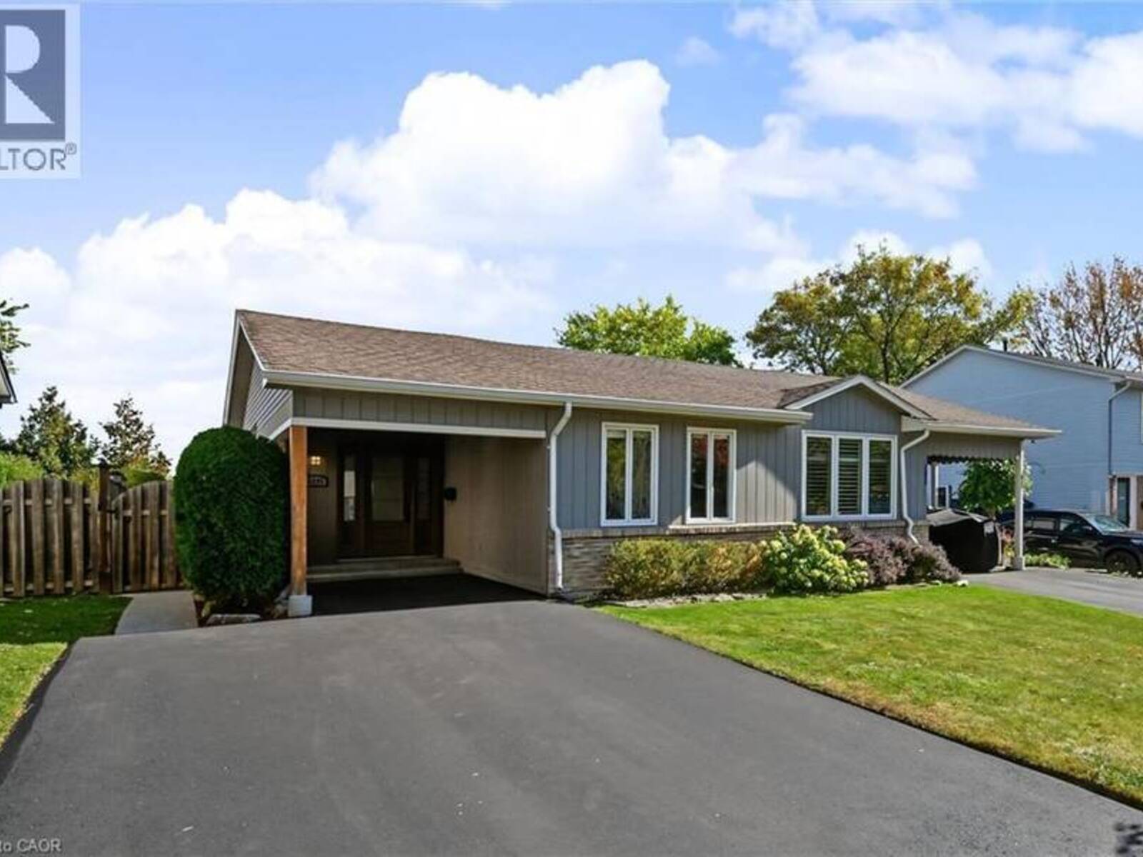 2355 MIDDLESMOOR Crescent, Burlington, Ontario L7P 3X4