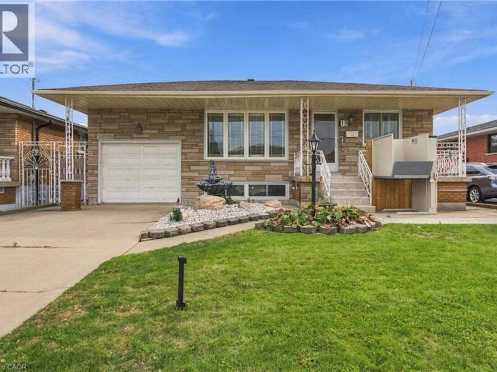 15 FLORA Drive, Hamilton, Ontario L8G 3Y9