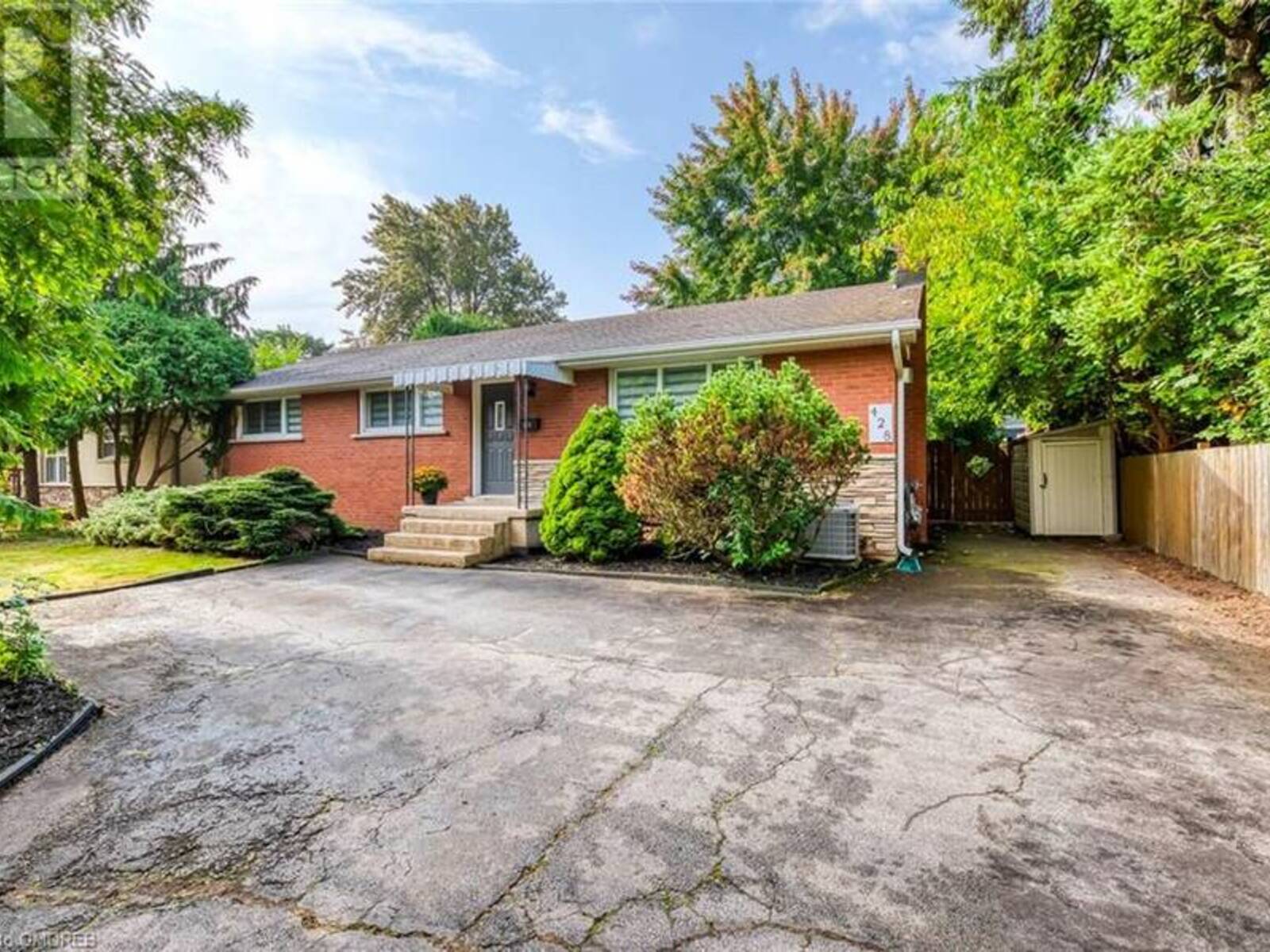 428 HENDERSON Road, Burlington, Ontario L7L 2P8