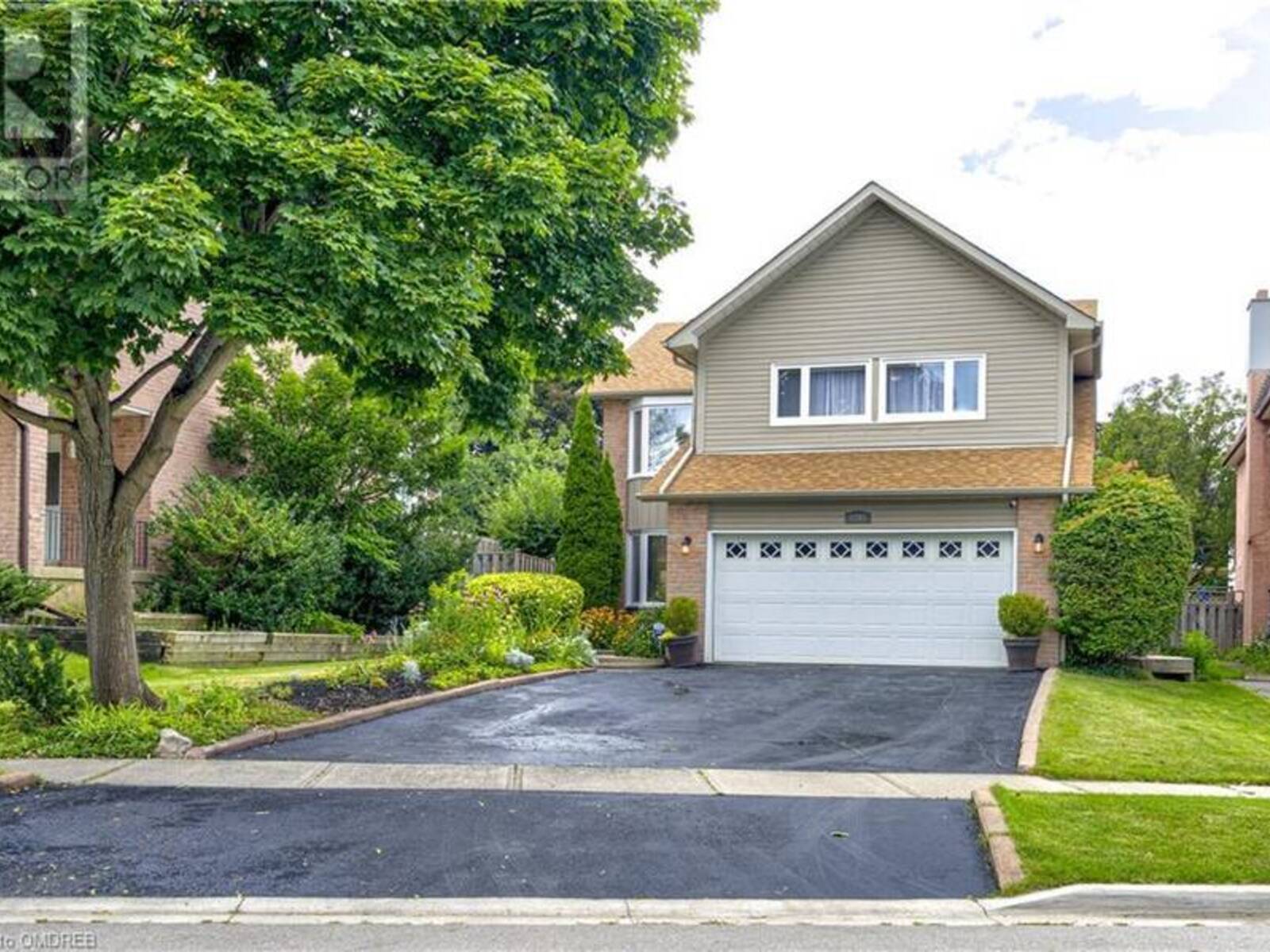 1095 QUEENS Avenue, Oakville, Ontario L6H 4K9