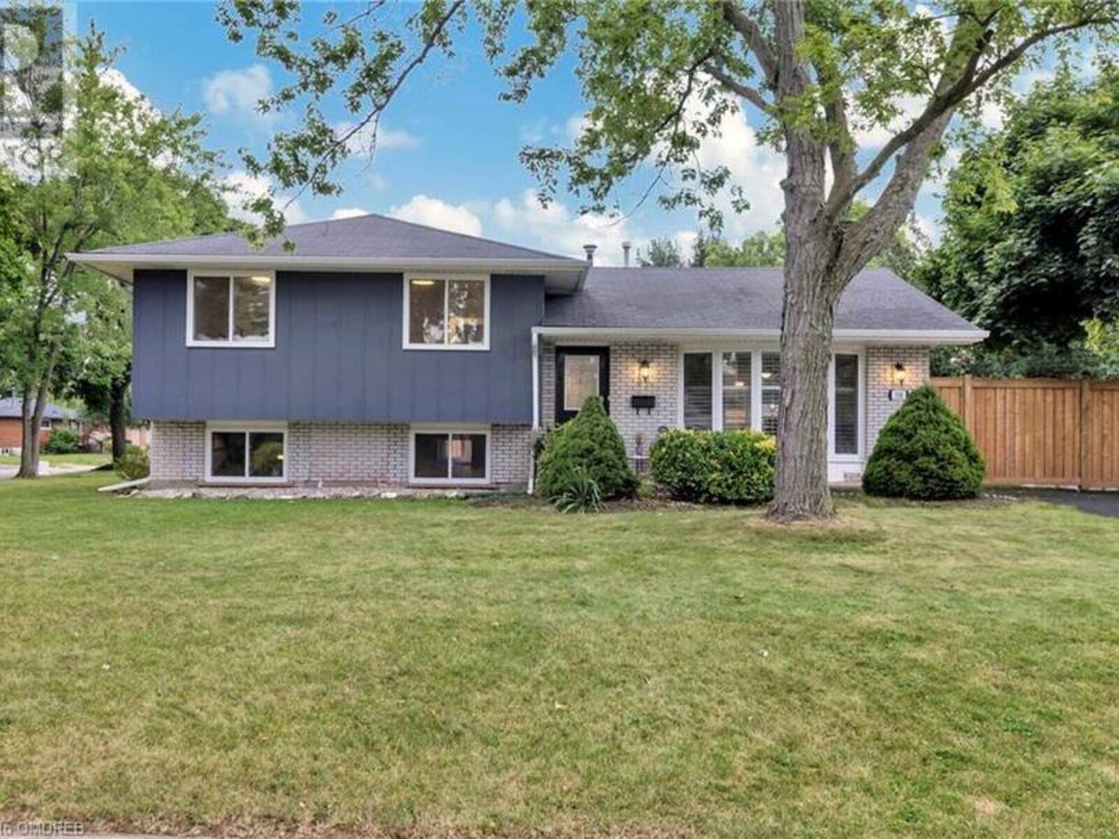 330 DUNCOMBE Drive, Burlington, Ontario L7L 4M1