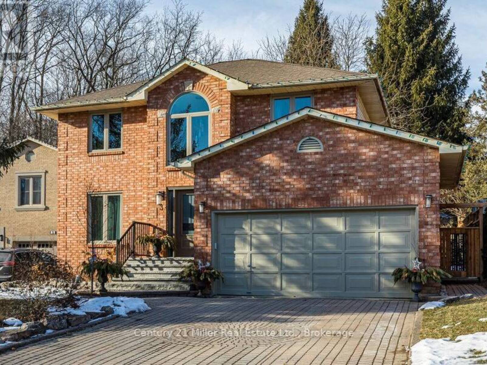 3 BARRINGTON COURT, Dundas, Ontario L9H 6S6