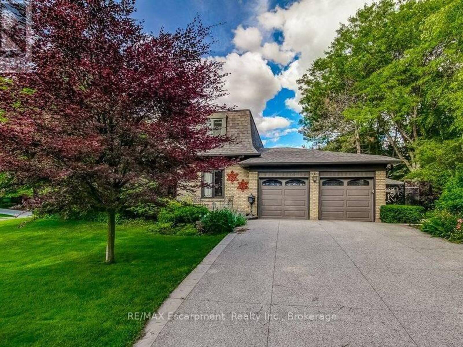 215 BRIAR HILL CRESCENT, Ancaster, Ontario L9G 3M9