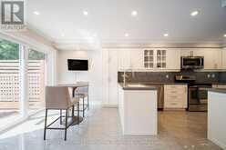 339 RAVINEVIEW WAY | Oakville Ontario | Slide Image Thirteen