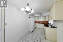 611 - 5 WELDRICK ROAD W | Richmond Hill Ontario | Slide Image Ten