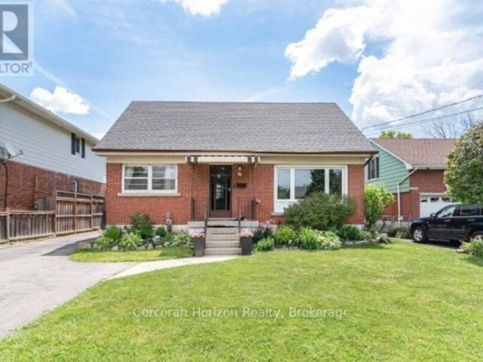 43 WYNGATE AVENUE E, Hamilton, Ontario L8G 1T3