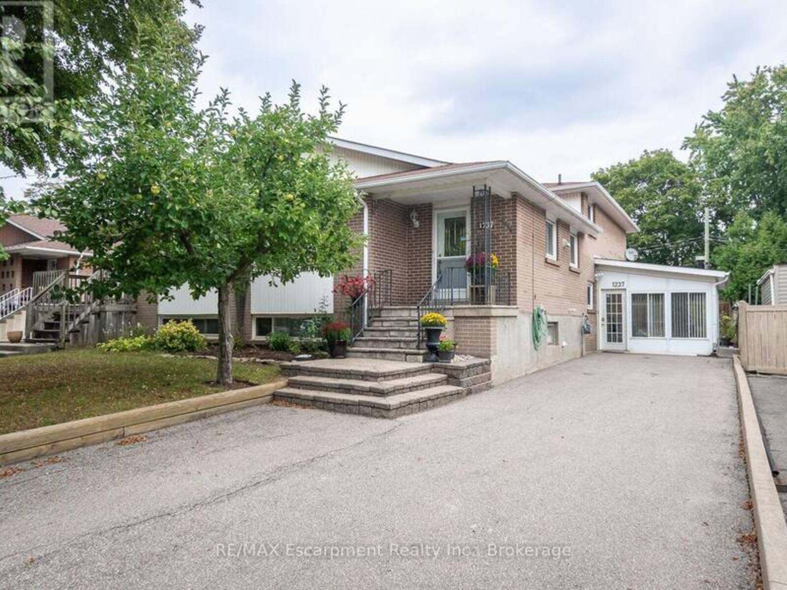1237 REDBANK CRESCENT, Oakville, Ontario L6H 1Y4