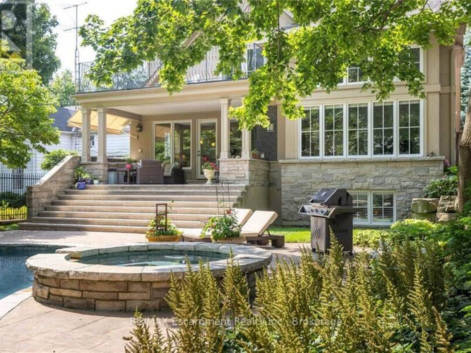 29 HOWARD AVENUE, Oakville, Ontario L6J 3Y3