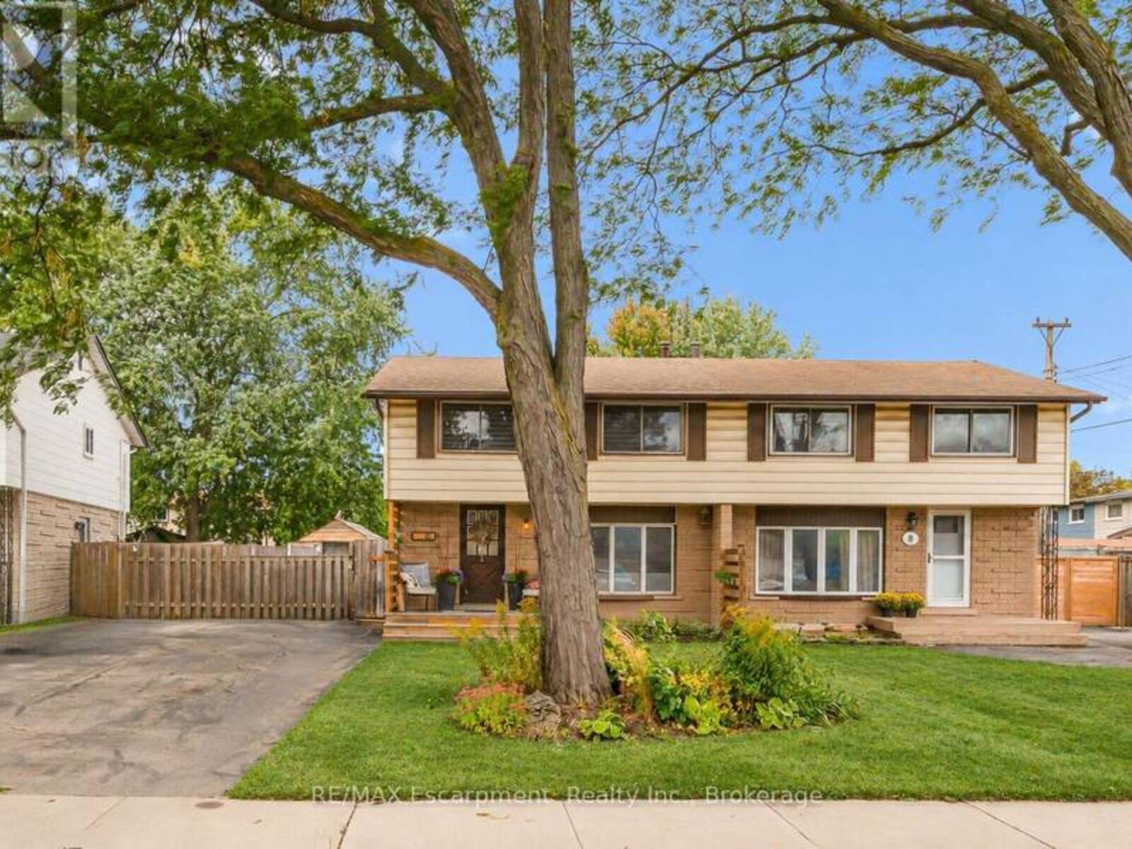 10 GOLDFINCH ROAD, Hamilton, Ontario L9A 3W7