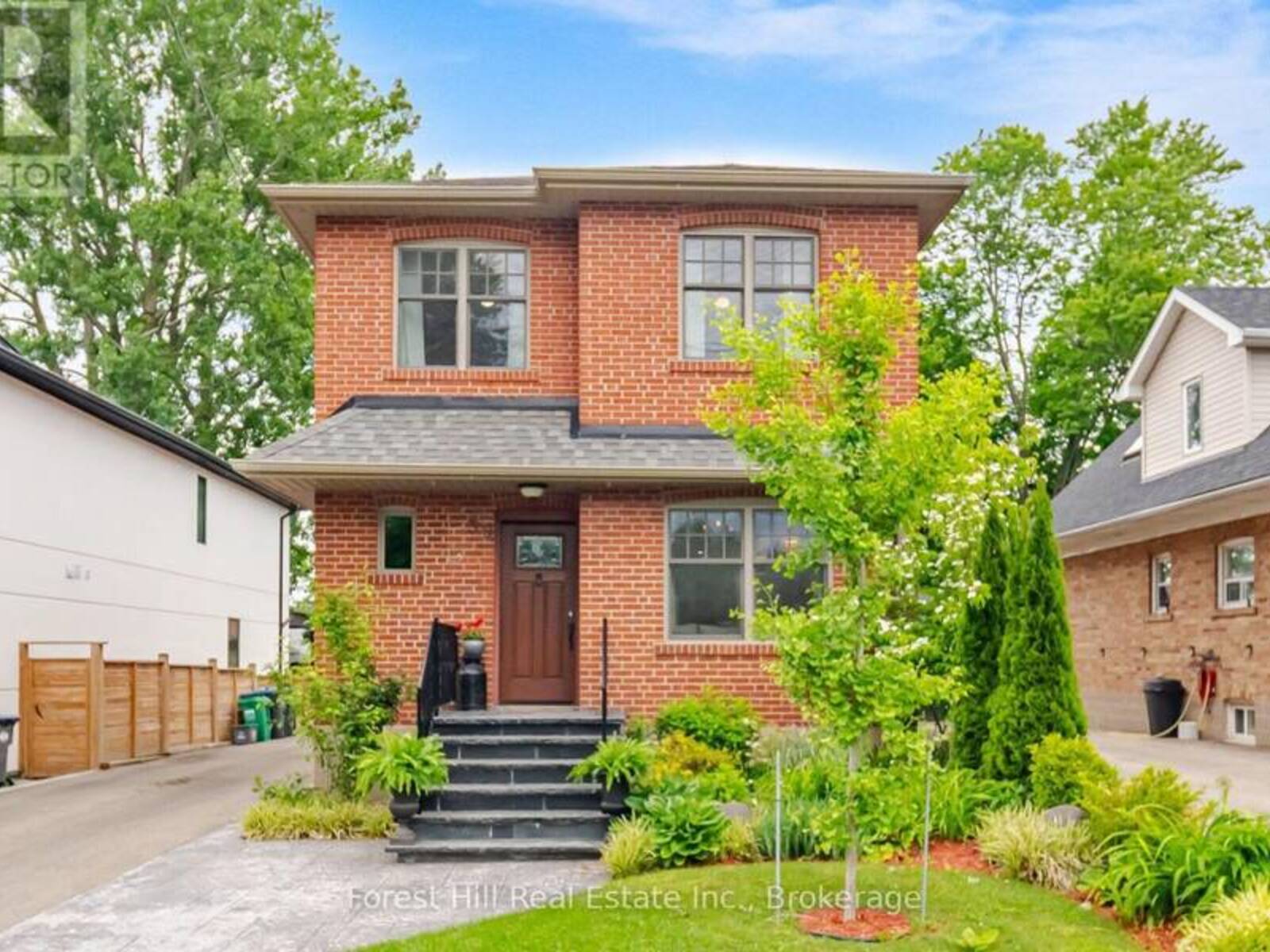 39 BROADVIEW AVENUE, Mississauga, Ontario L5H 2S8