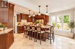 500 BLENHEIM CRESCENT | Oakville Ontario | Slide Image Seventeen