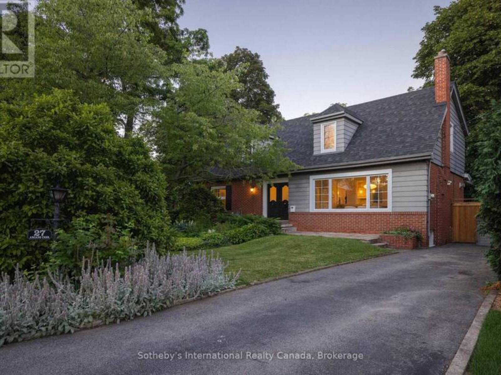 27 ARCADE CRESCENT, Hamilton, Ontario L9C 3H8