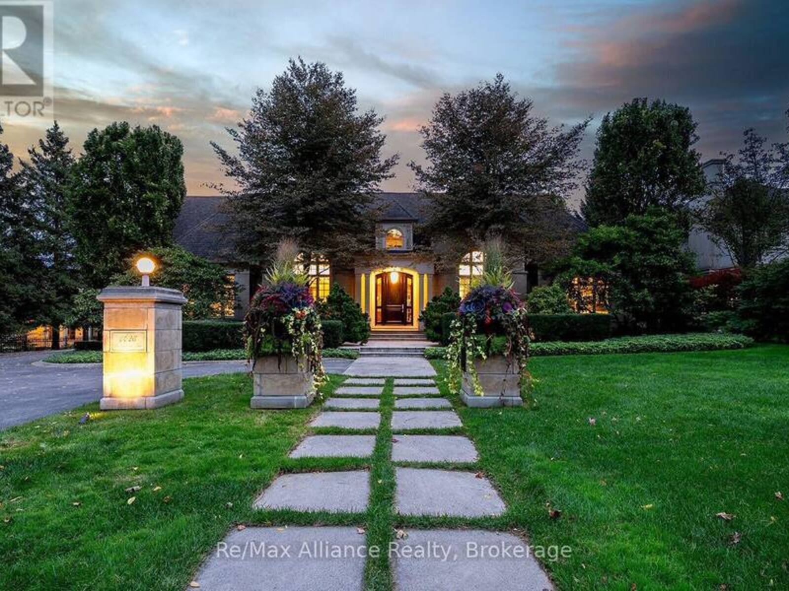1426 LAKESHORE ROAD E, Oakville, Ontario L6J 1M1