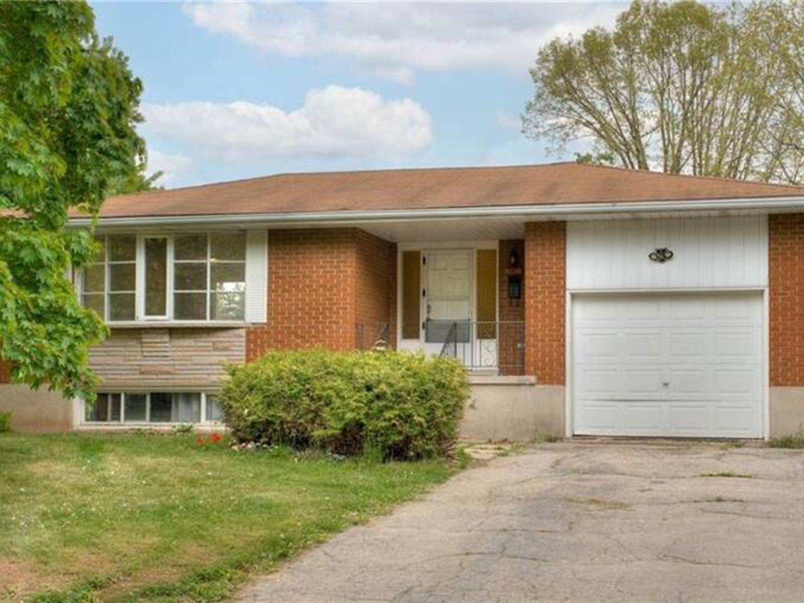 182 LYNNBROOK Crescent, Waterloo, Ontario N2L 4X3