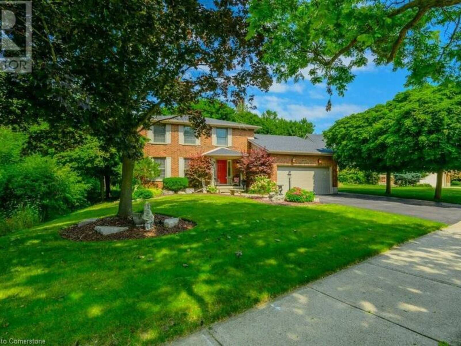 18 ROEHAMPTON Court, Kitchener, Ontario N2A 3L1