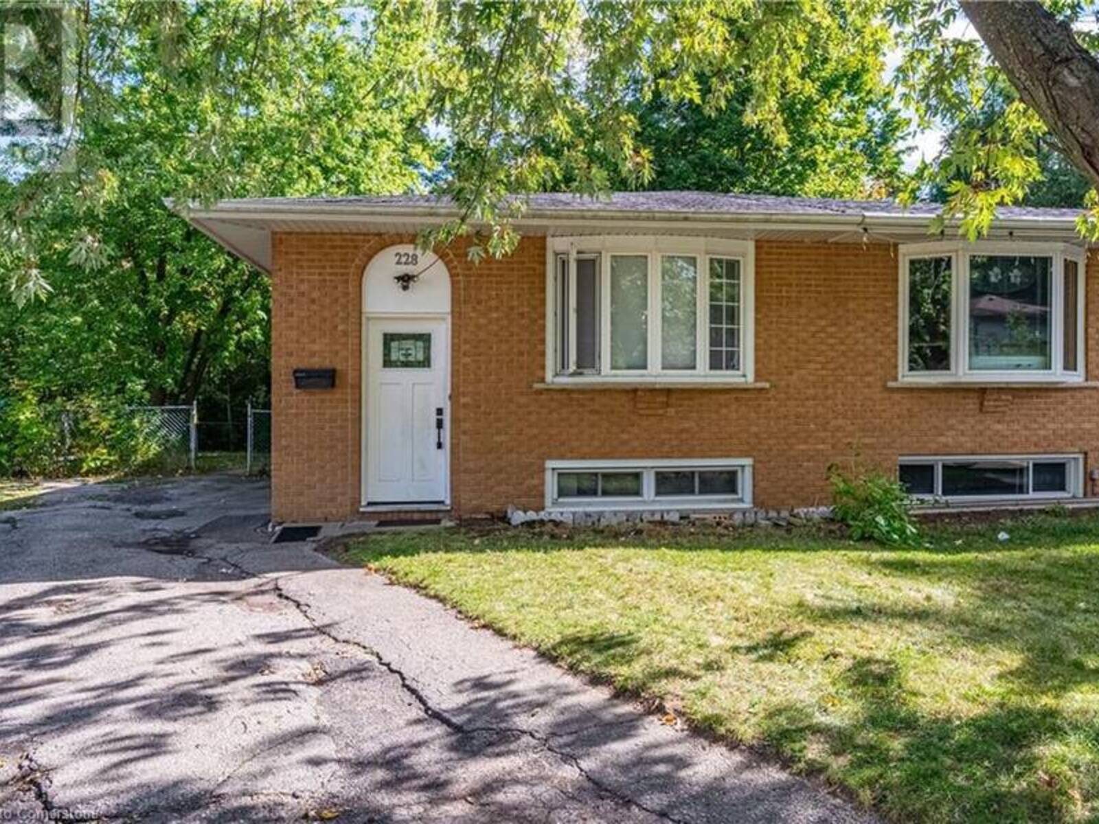 228 INGLESIDE Place, Kitchener, Ontario N2M 2H2