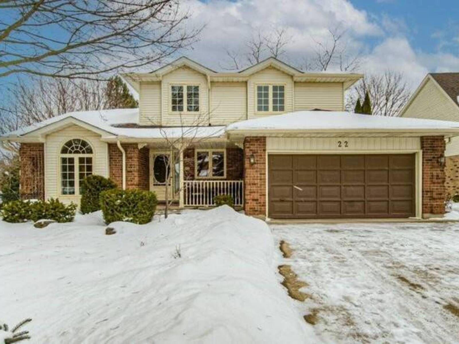 22 CHARTWELL Court, Kitchener, Ontario N2A 3M1