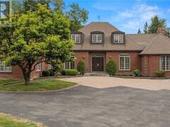 21 WOODLAND ACRES Crescent Vaughan Ontario, L6A 1G1