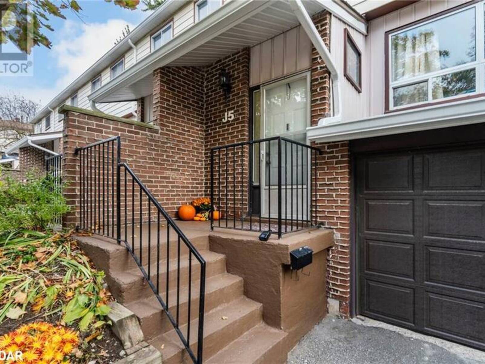 63 FERRIS Lane Unit# J5, Barrie, Ontario L4M 5C4