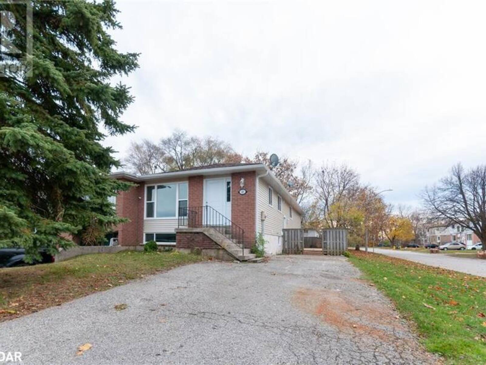 43 CHARLBROOK Avenue, Barrie, Ontario L4M 2Y6