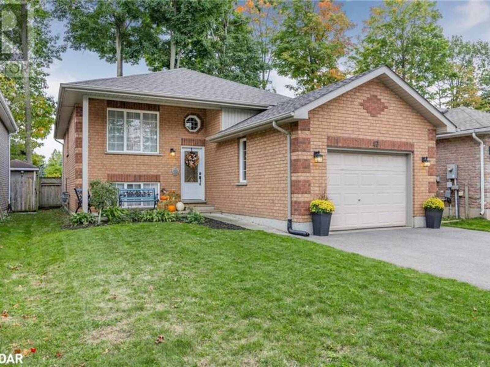 47 MONIQUE Crescent, Barrie, Ontario L4M 6Y3