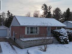 65 STRABANE Avenue Barrie Ontario, L4M 2A1