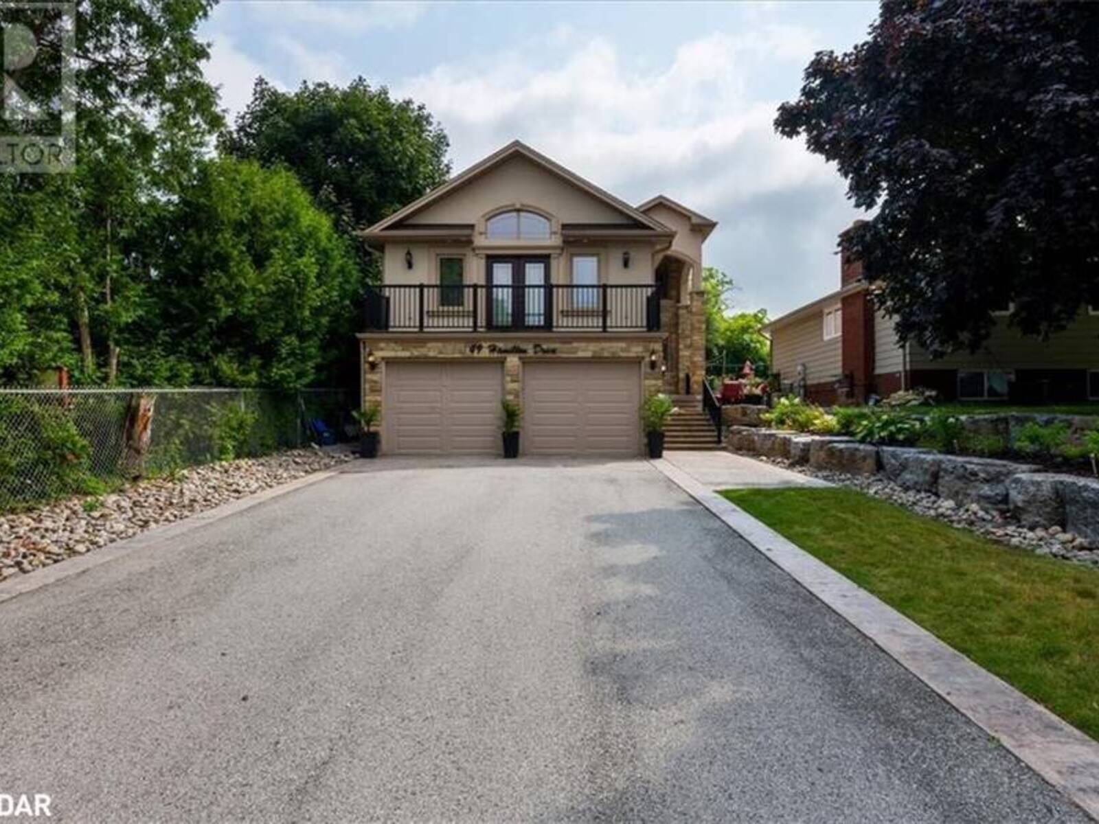 49 HAMILTON Drive, Newmarket, Ontario L3Y 3E7