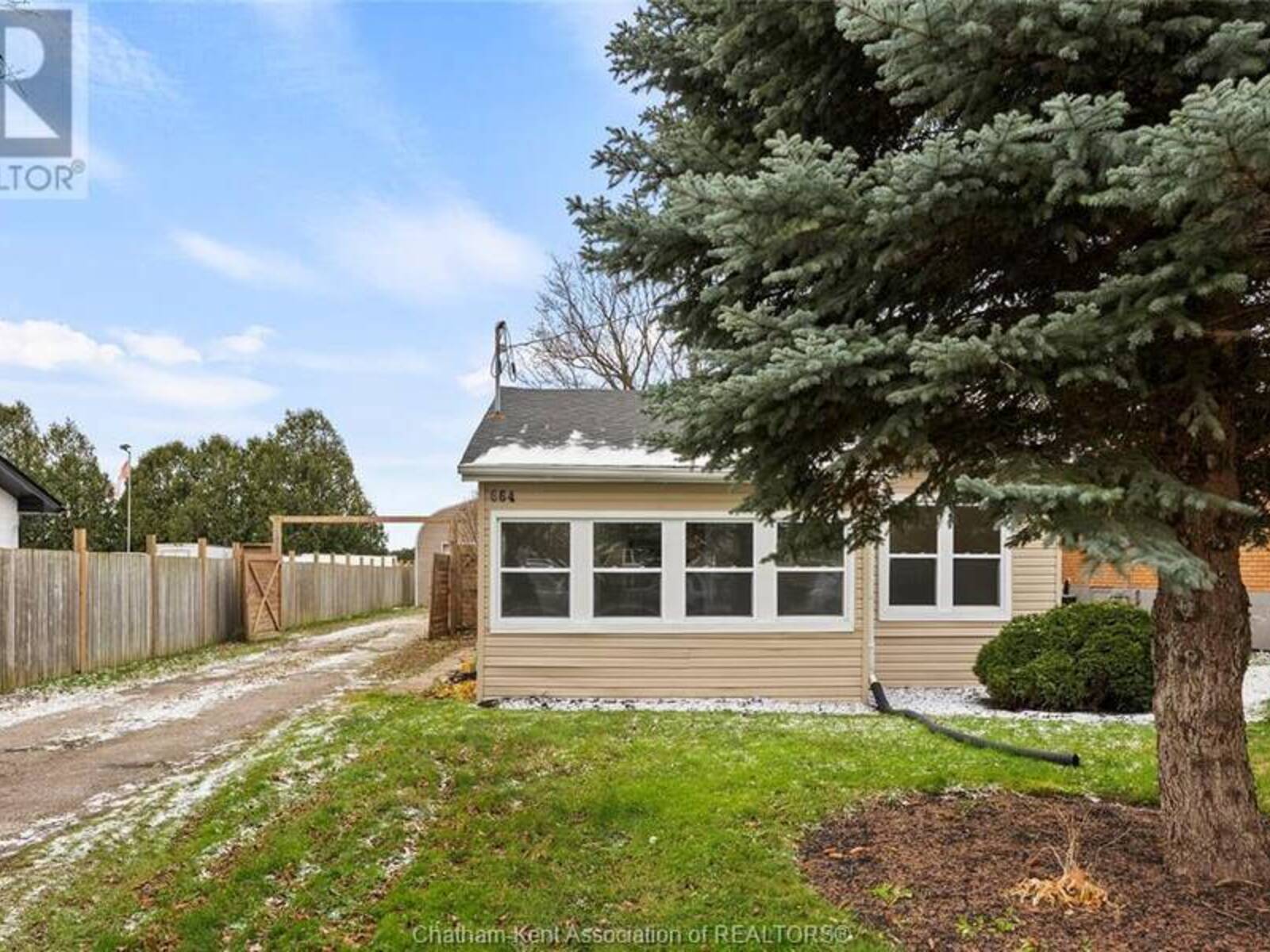 664 Bloomfield ROAD, Chatham, Ontario N7M 5J5