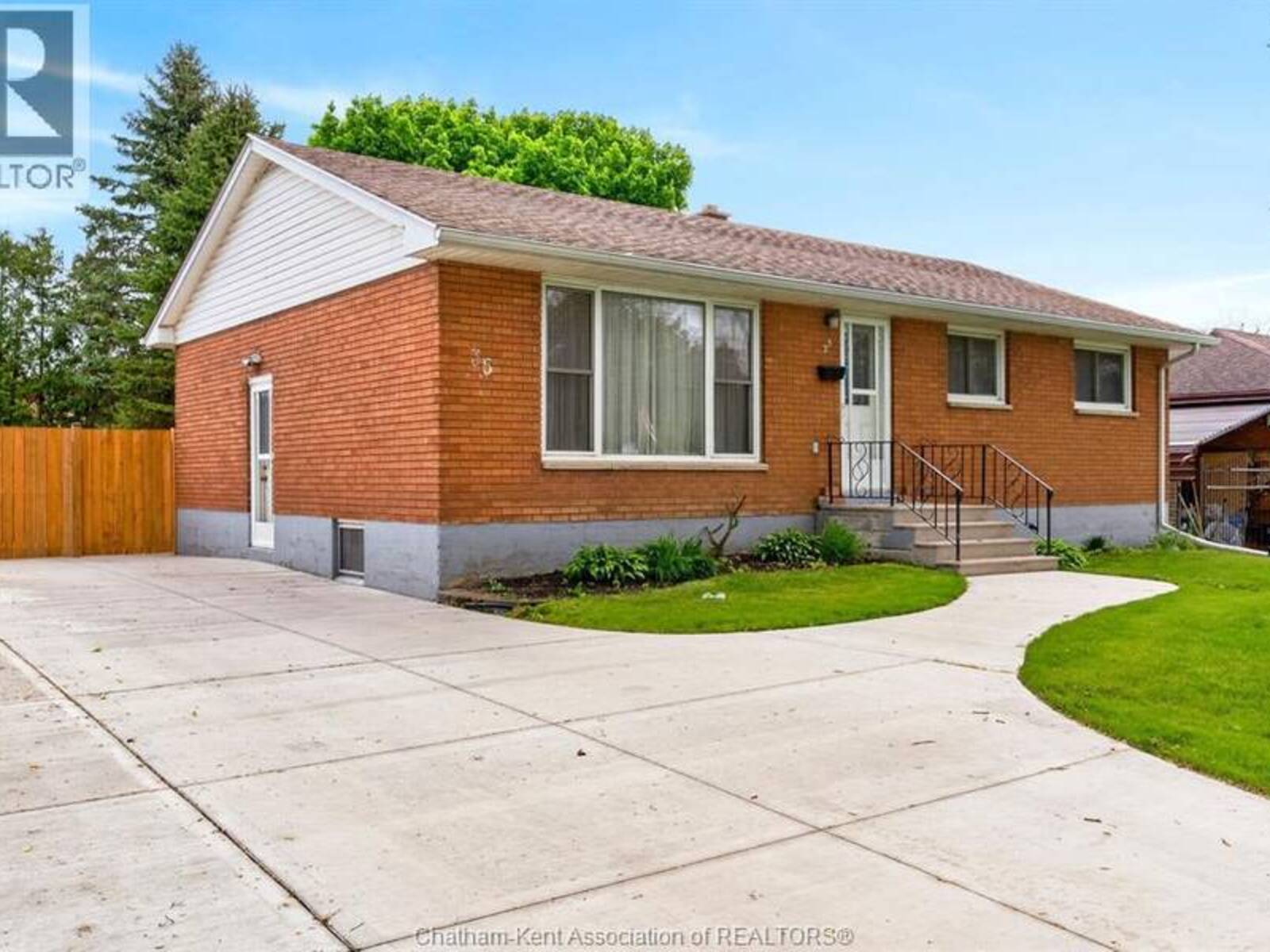 35 Peter STREET, Chatham, Ontario N7M 5B2
