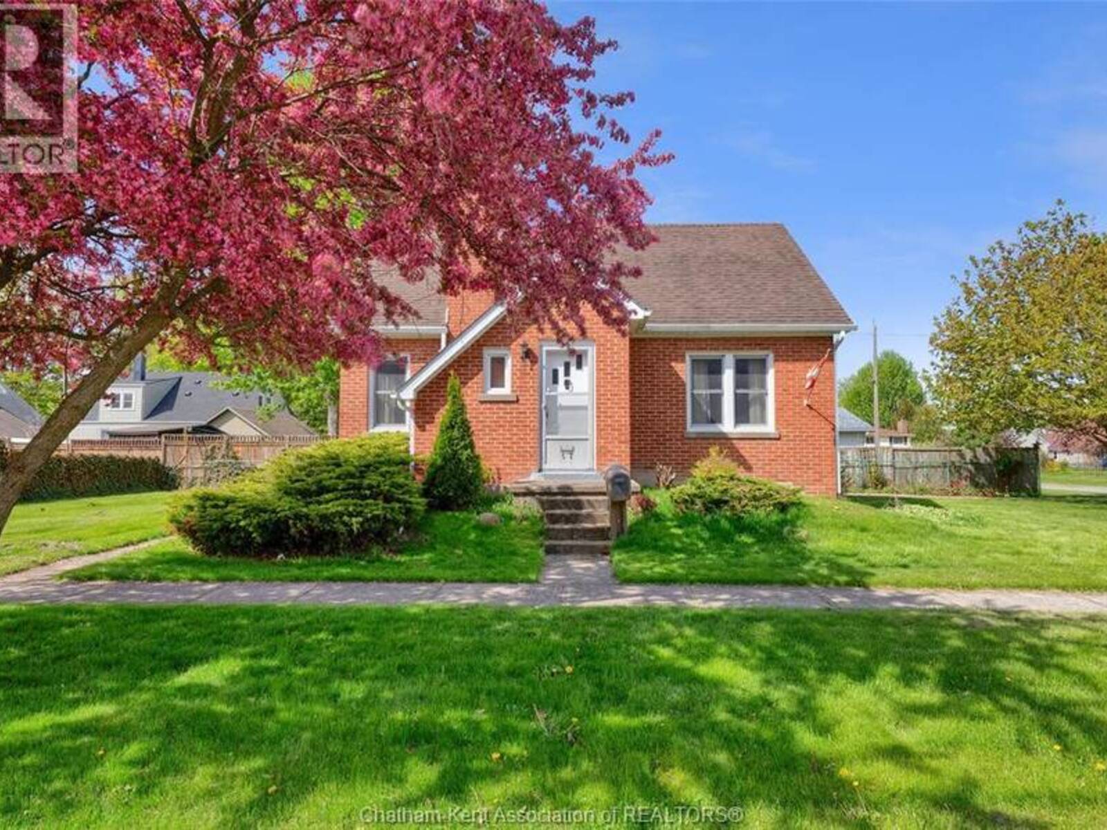 17 Grand AVENUE, Wallaceburg, Ontario N8A 4J8