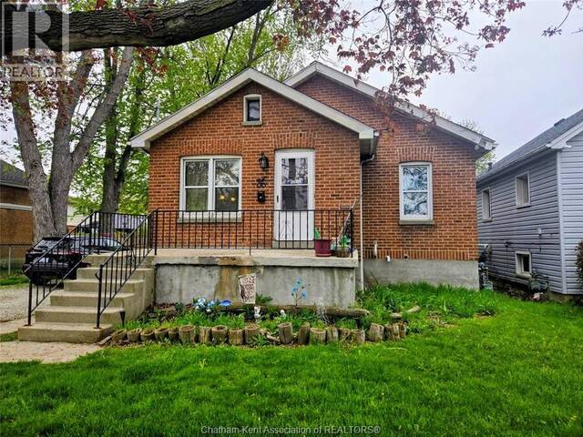 36 McNaughton Ave E AVENUE Chatham Ontario, N7L 2G1 - 7 Bedrooms Home For Sale