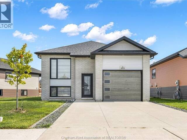 203 MOONSTONE CRESCENT Chatham Ontario, N7M 0S1 - 4 Bedrooms Home For Sale