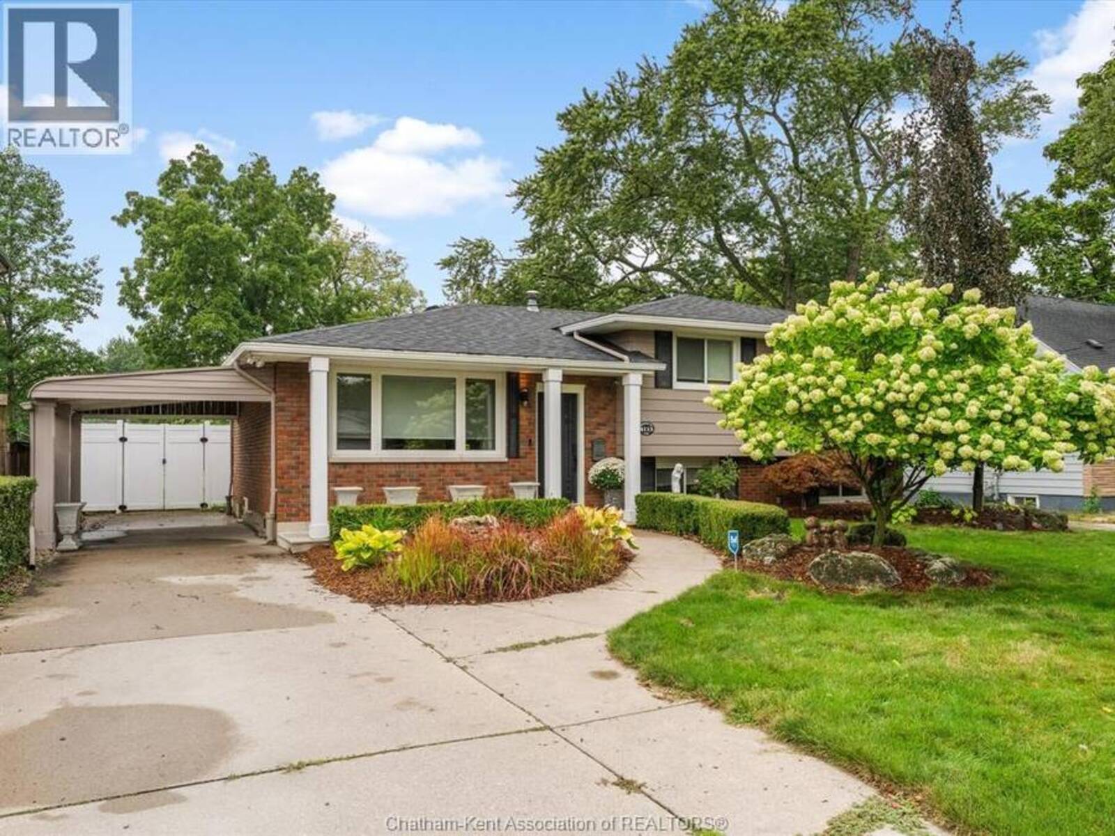 4113 Roseland DRIVE East, Windsor, Ontario N9G 1Y5