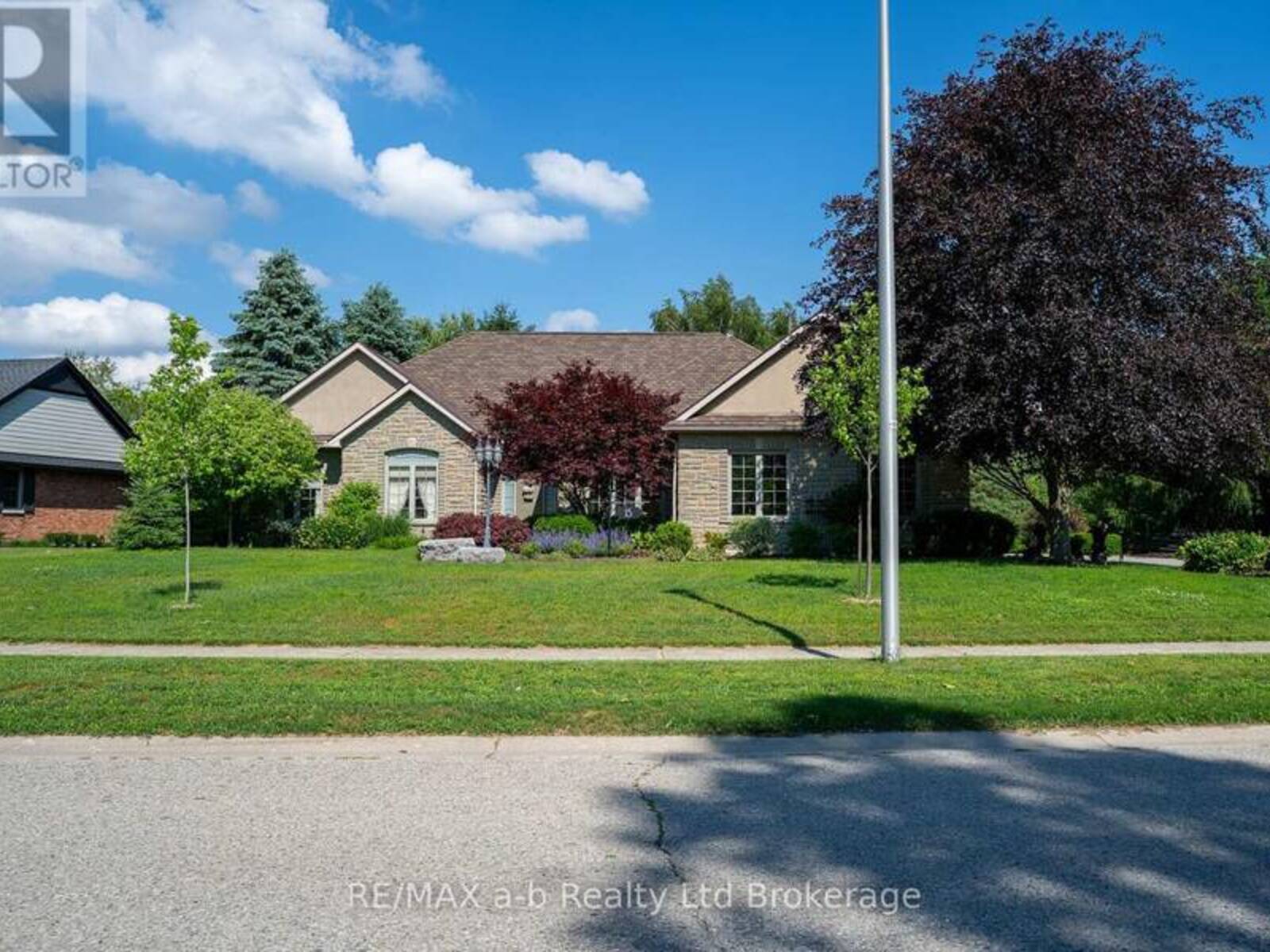 15 OTTERVIEW DRIVE, Norwich, Ontario N0J 1R0